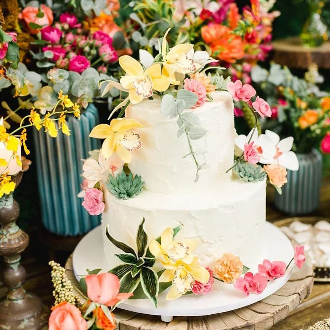 Bolo de casamento decorado com flores naturais | confeitaria SP