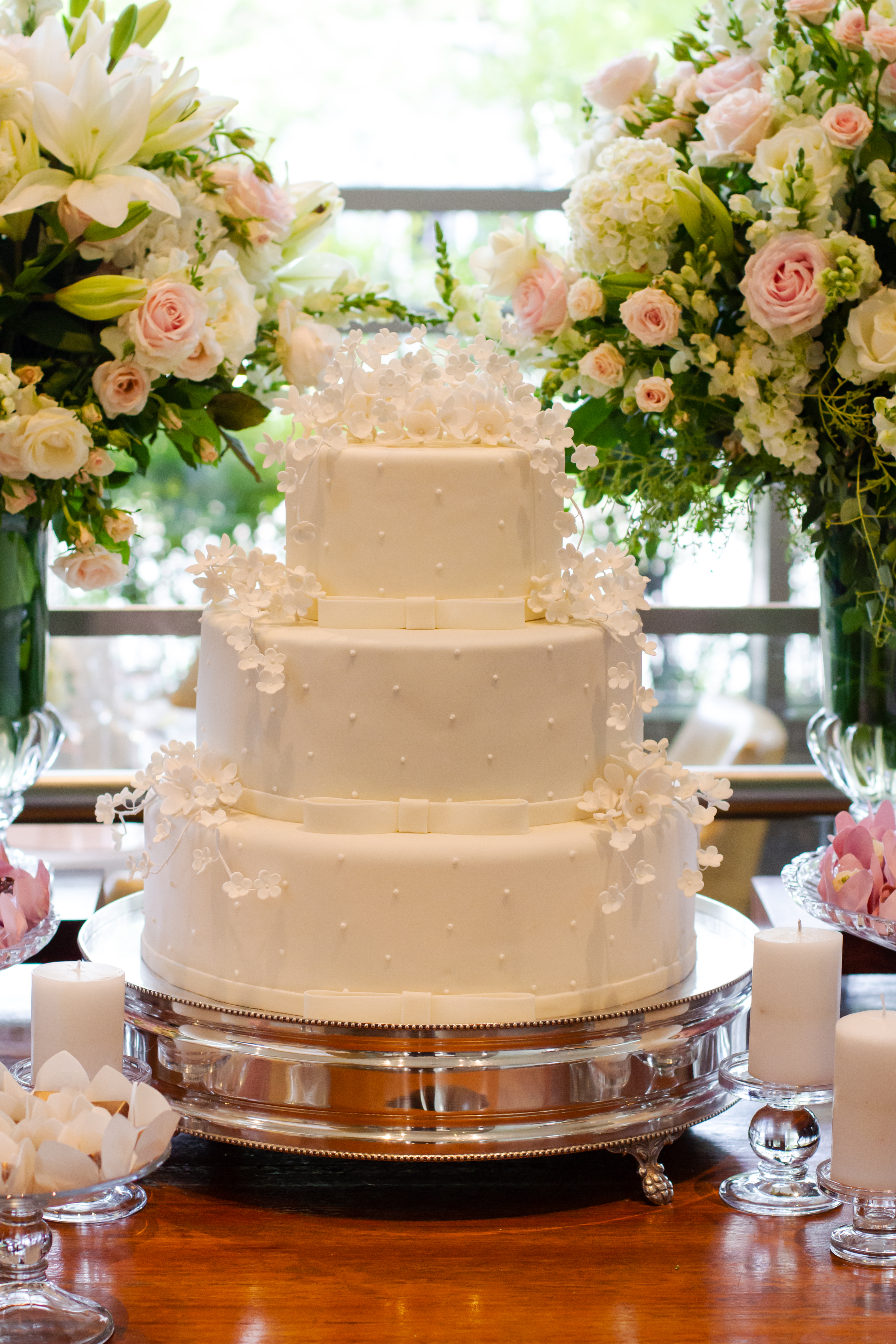 Bolo de casamento elegante em tons claros | confeitaria artesanal SP