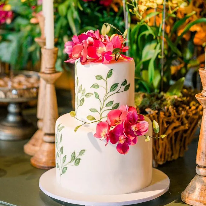Bolo de casamento com pintura artesanal e flores naturais