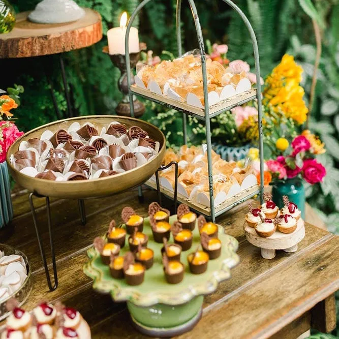 Mesa completa de doces decorada para casamento | Le Malu SP